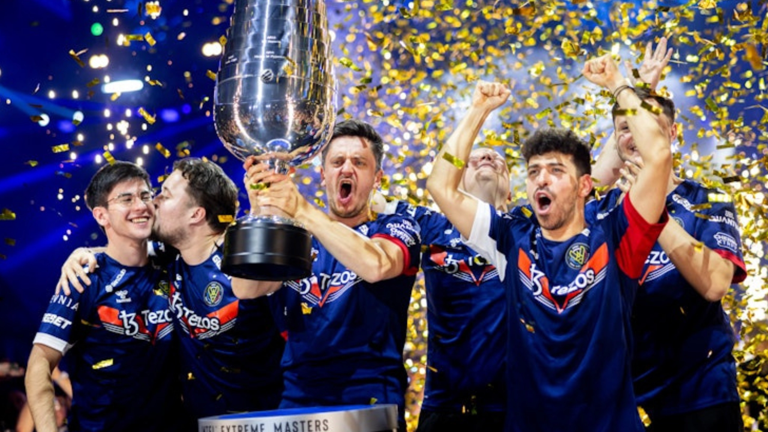 spinx winning thropy with vitality